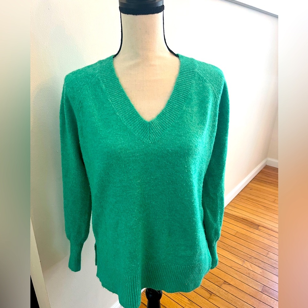 LOFT Women's Kelly Green V-Neck Sweater Size Medium